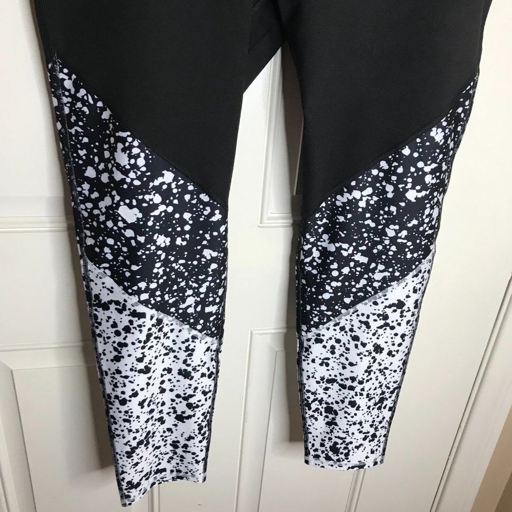 NWT Fabletics Women's Brogan Splatter Printed Leggings Black/White ~ Size 2X/20 - Picture 3 of 5